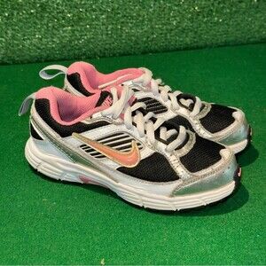 Nike Dart 8 black white silver Preschool Girls Size 13C